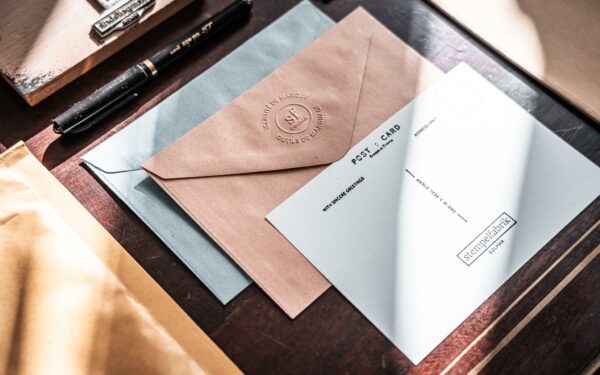enveloppes C6 gaufré à la pince à relief avec cartons de correspondance