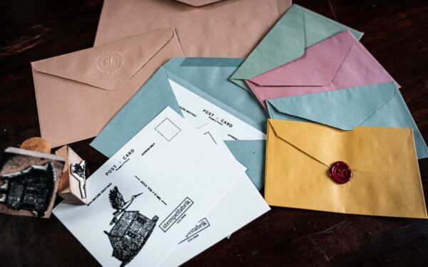 nuancier de couleur d'enveloppes avec mise en scène cartons de correspondances